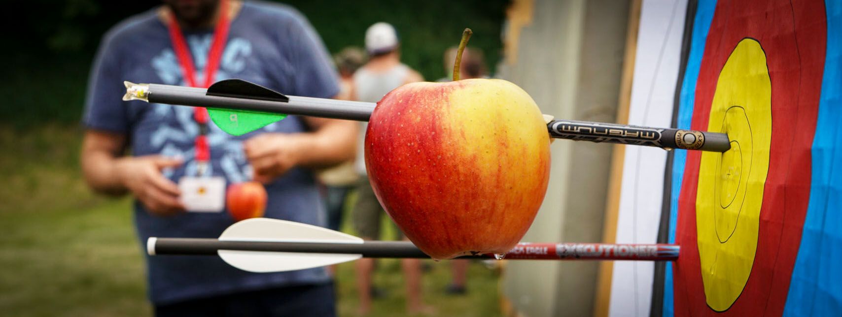 Teaserbild mit einem Pfeil der in einem Apfel steckt.